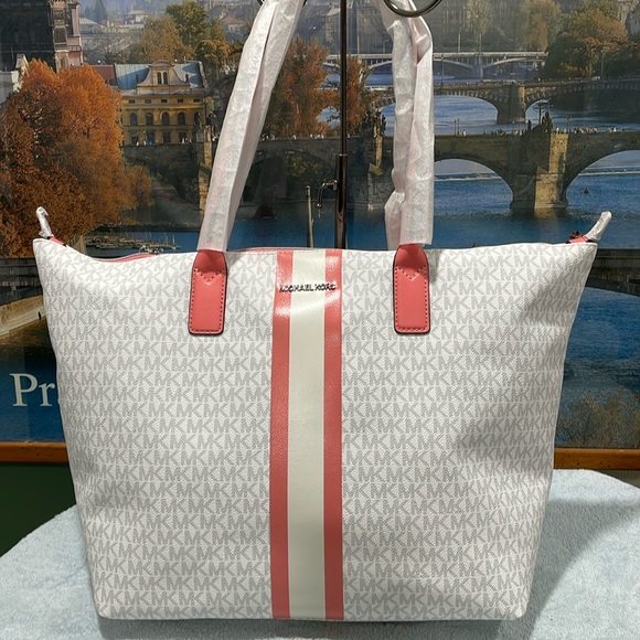 Michael Kors Large Travel Tote - Picture 1 of 9